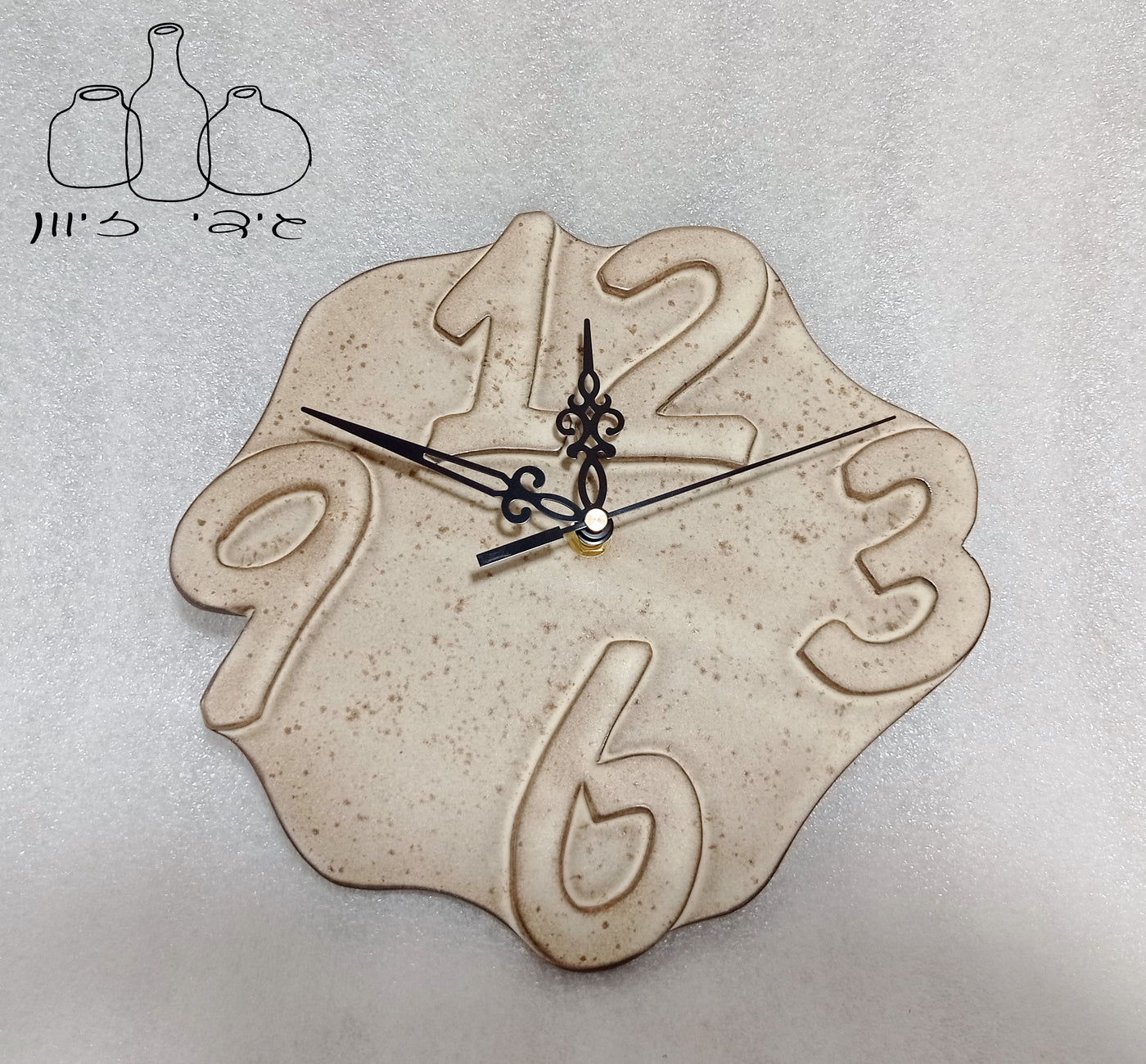 שעון קיר, בקרם מט מנוקד