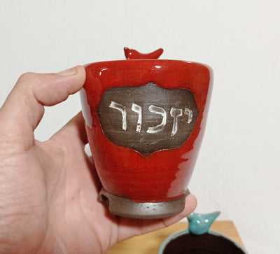 מעמד לנר נשמה , נר ליום זיכרון, עם פתיליות צפות, אדום