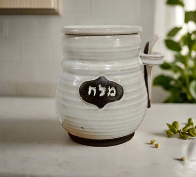 כלי למלח בשמנת, עם כפית בצד
