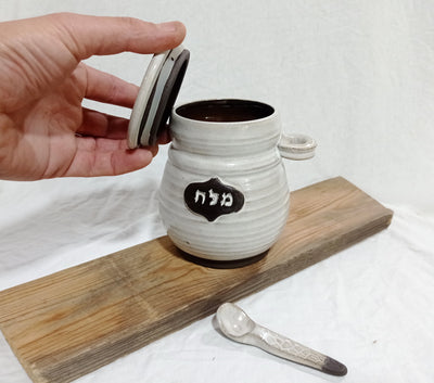 כלי למלח בשמנת, עם כפית בצד