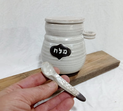 כלי למלח בשמנת, עם כפית בצד
