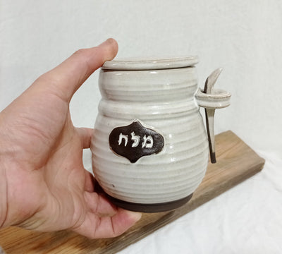 כלי למלח בשמנת, עם כפית בצד