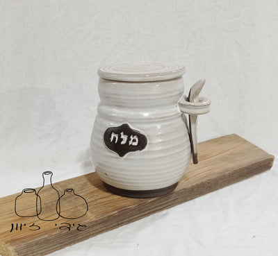 כלי למלח בשמנת, עם כפית בצד