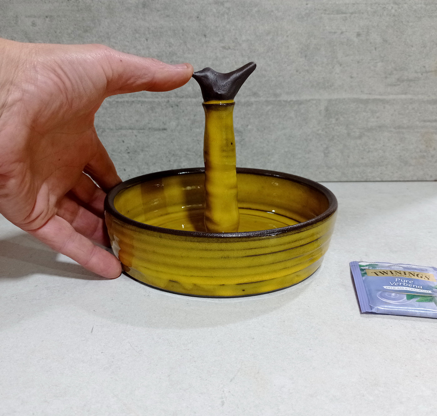 כלי להגשת שקיות תה, תיון, באדום או צהוב, לבחירה