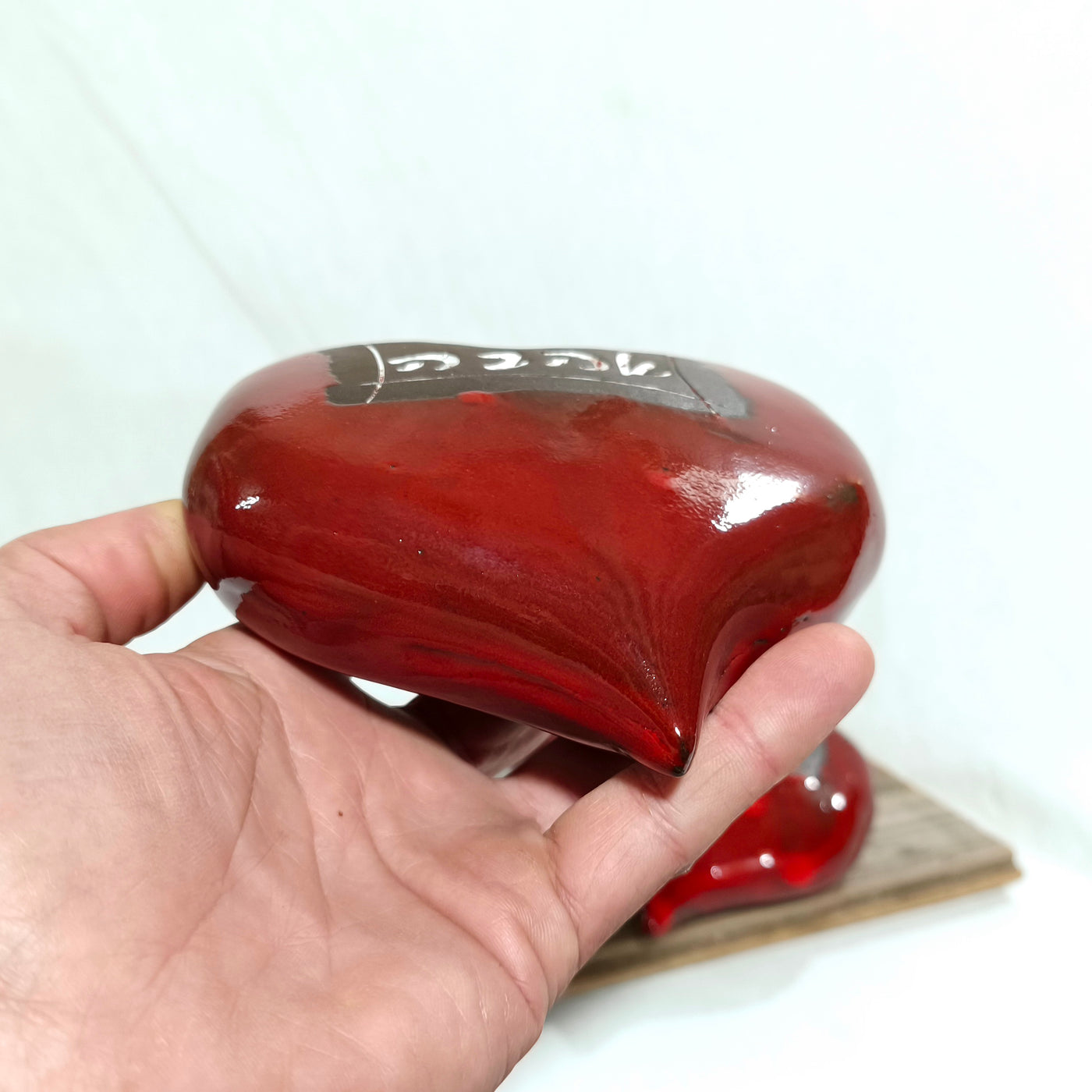 לב 'אהבה' אדום,  חלול, דמוי חלוק נחל...