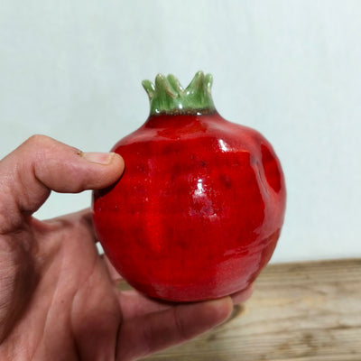 רימון קרמיקה אדום עם כתר ירקרק