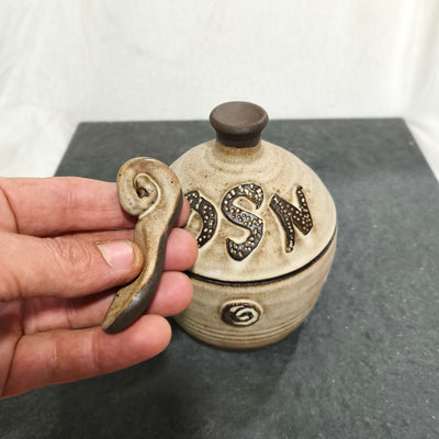 כלי למלח עם כפית,  בקרם מט