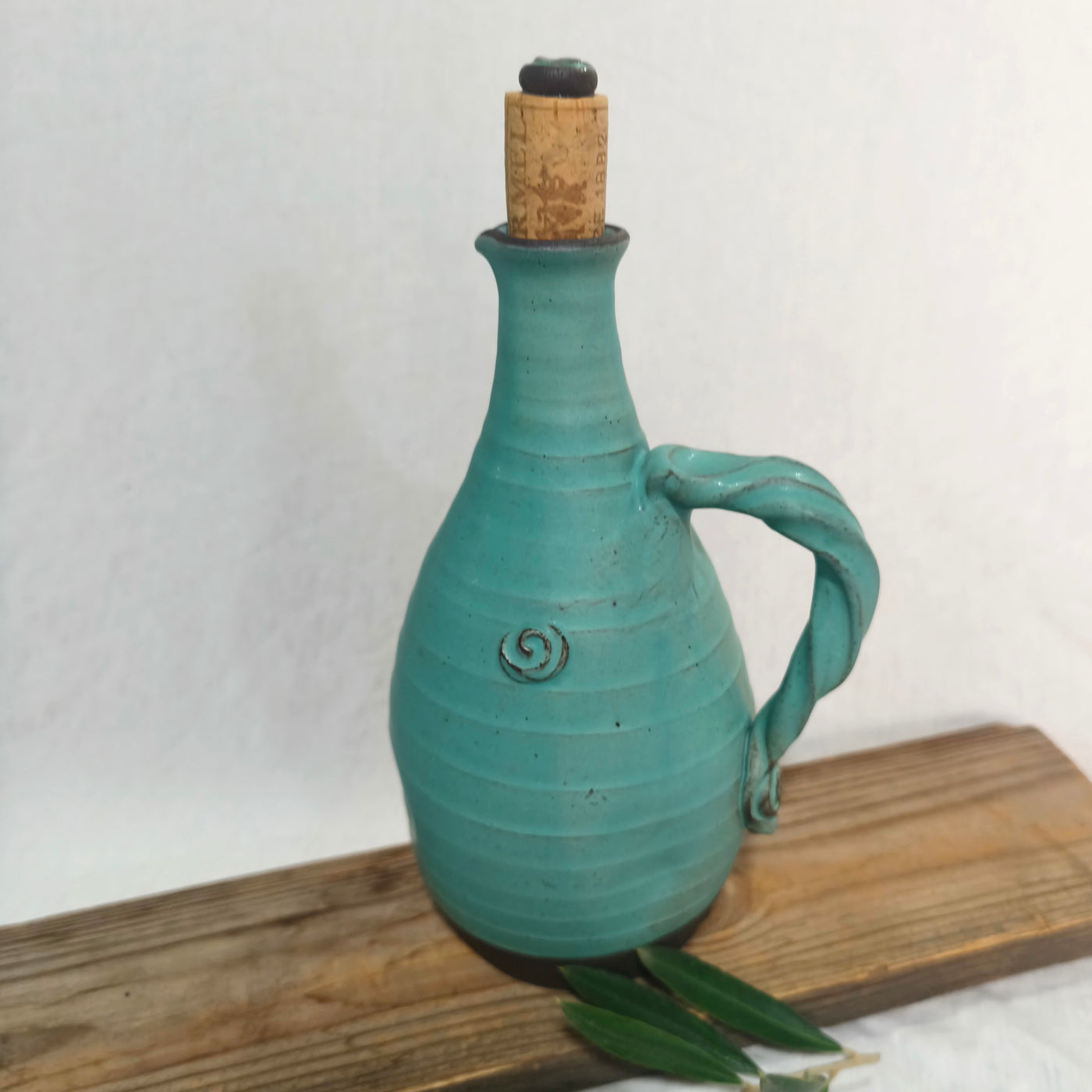 כלי לשמן זית בטורקיז  חצי מט/750 מ"ל