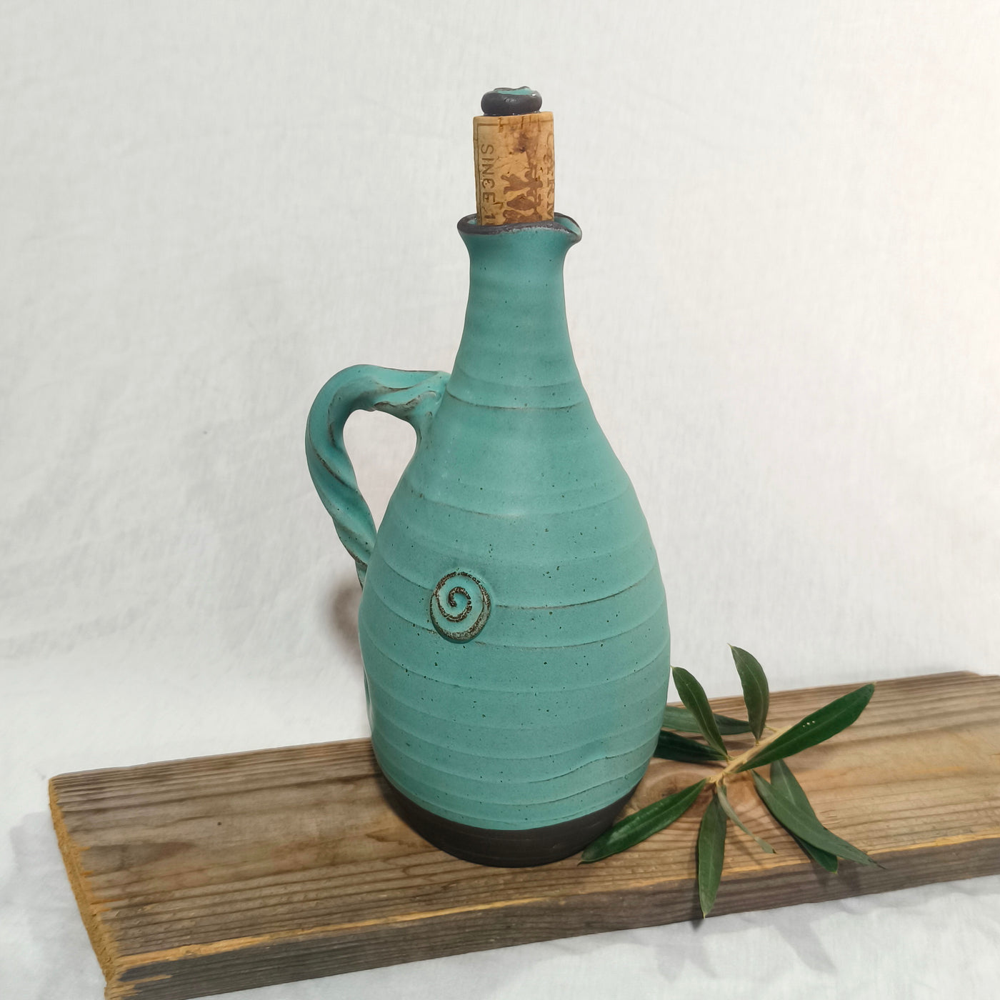 כלי לשמן זית בטורקיז  חצי מט/750 מ"ל