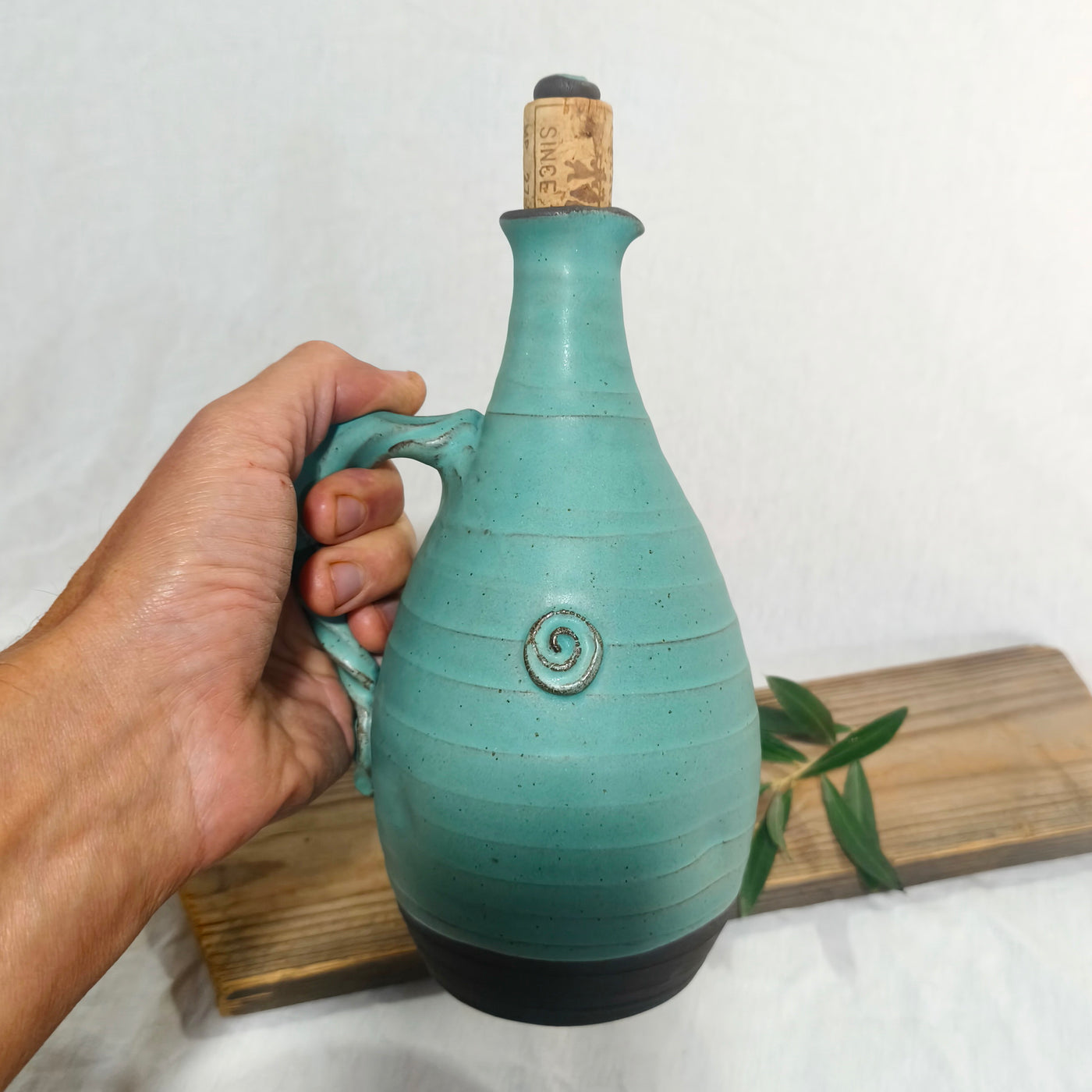 כלי לשמן זית בטורקיז  חצי מט/750 מ"ל