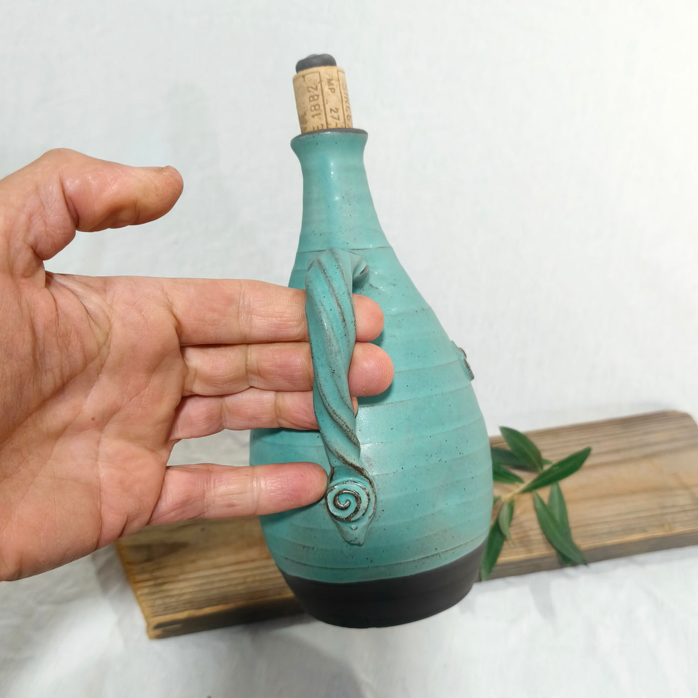 כלי לשמן זית בטורקיז  חצי מט/750 מ"ל