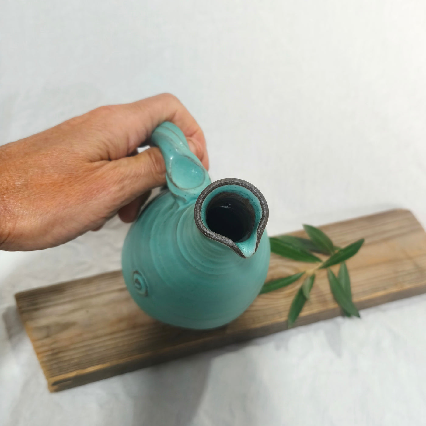 כלי לשמן זית בטורקיז  חצי מט/750 מ"ל