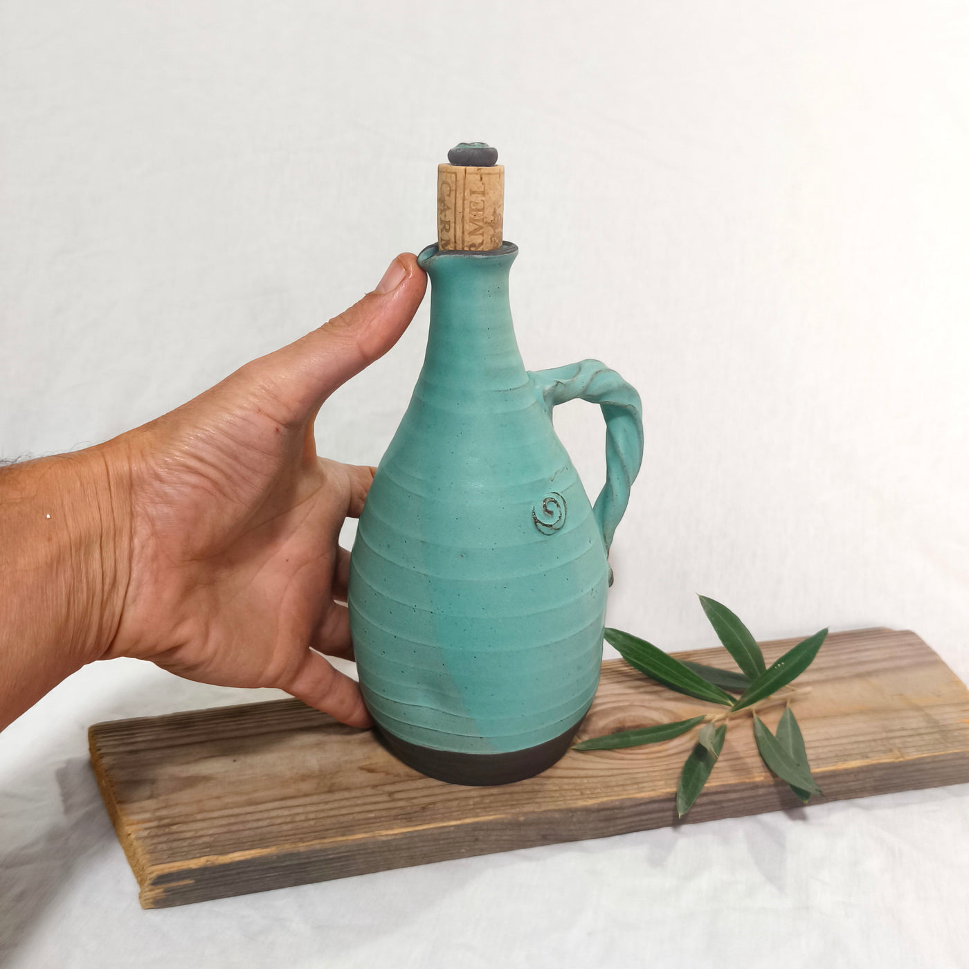 כלי לשמן זית בטורקיז  חצי מט/750 מ"ל