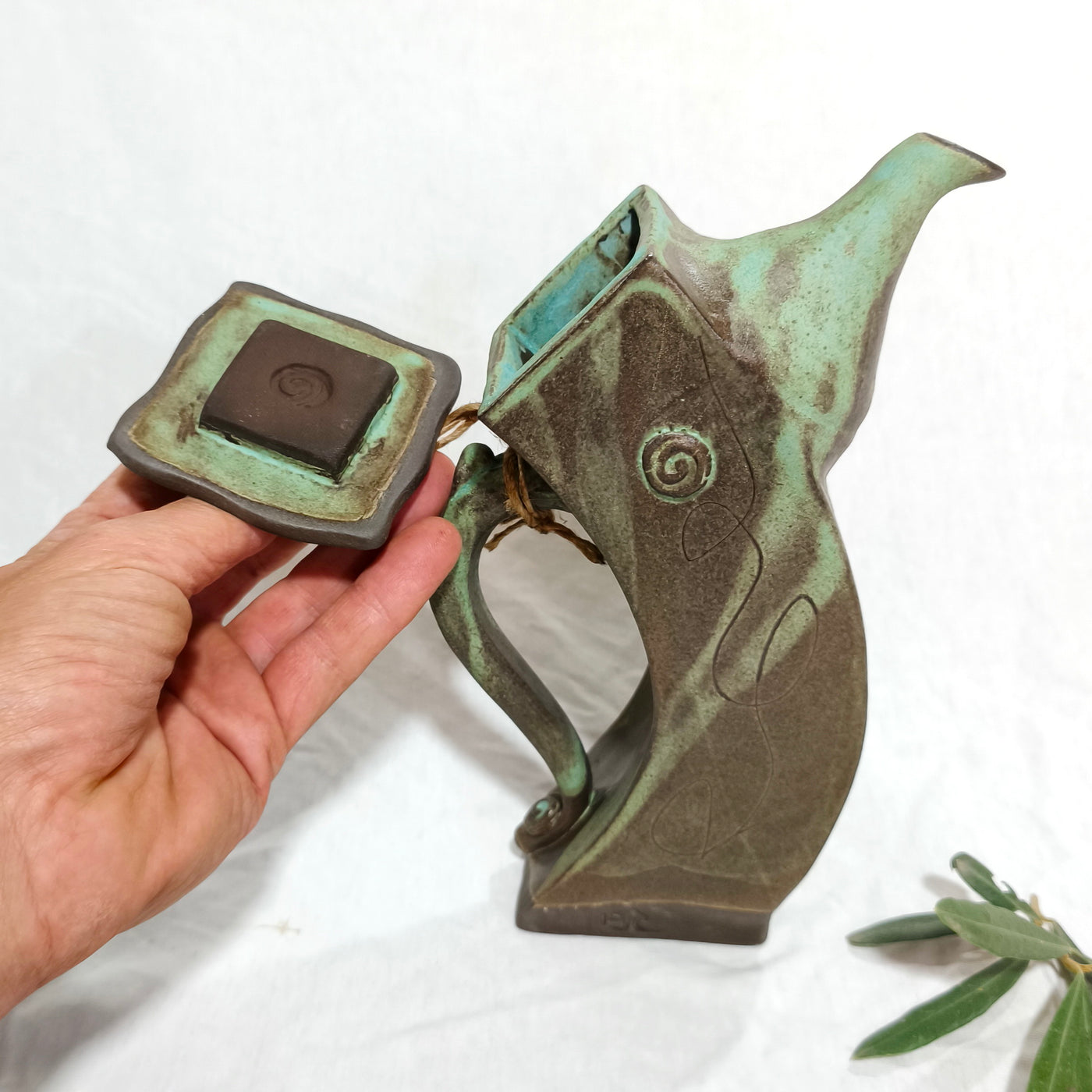 קומקומון נטוי לשמן זית בטורקיז מעושן מט