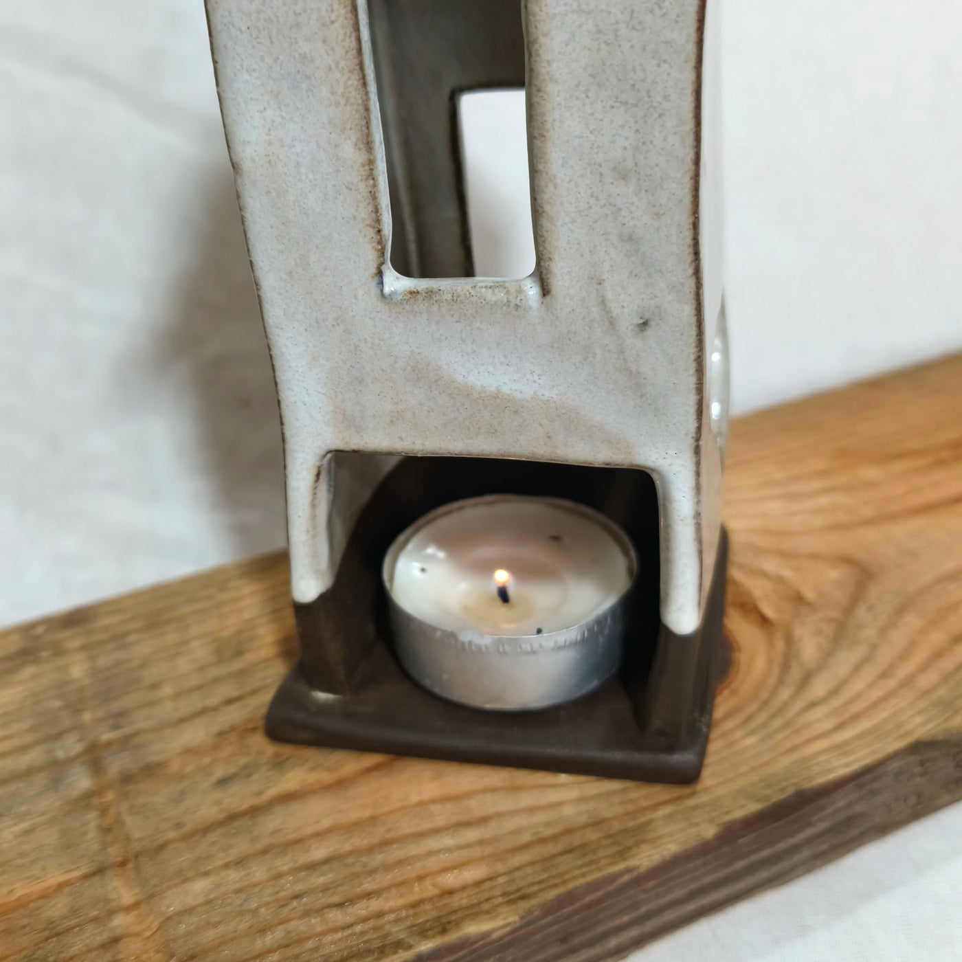 בית לנר, כלי לנר בצורת בית, בצבע שמנת