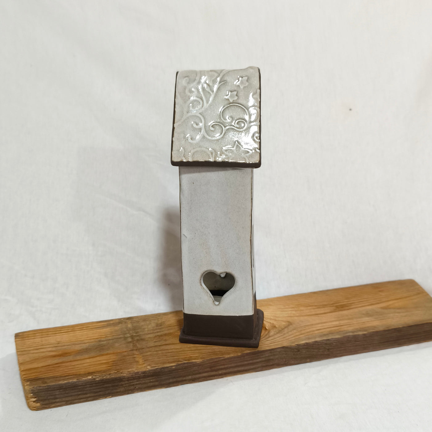 בית לנר, כלי לנר בצורת בית, בצבע שמנת