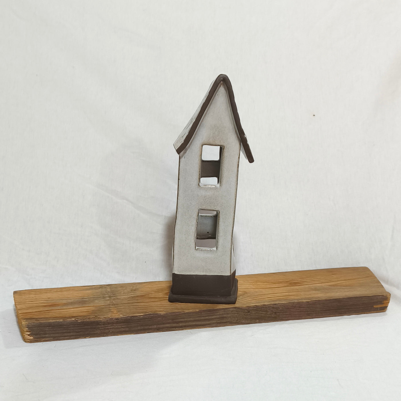 בית לנר, כלי לנר בצורת בית, בצבע שמנת