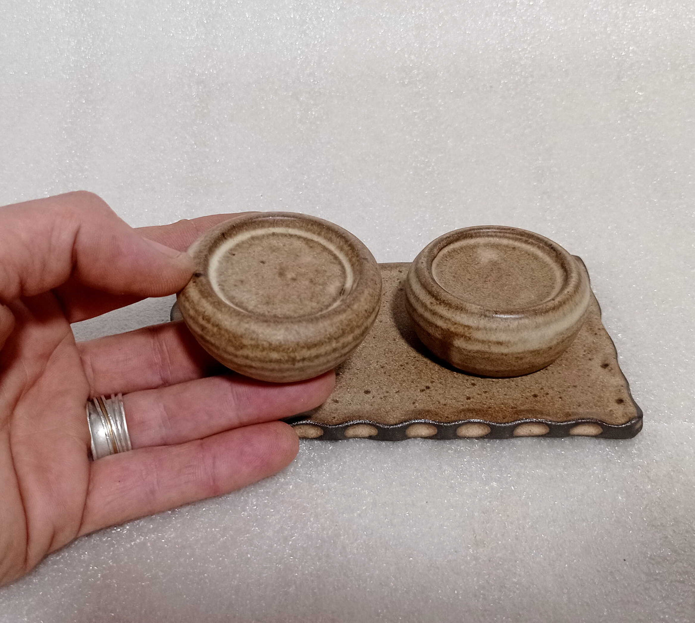 זוג פמוטים  נמוכים על מגשון תואם בקרם