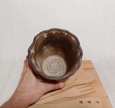 כלי לכפות מטבח בקרם מט ,עם שפה מסולסלת
