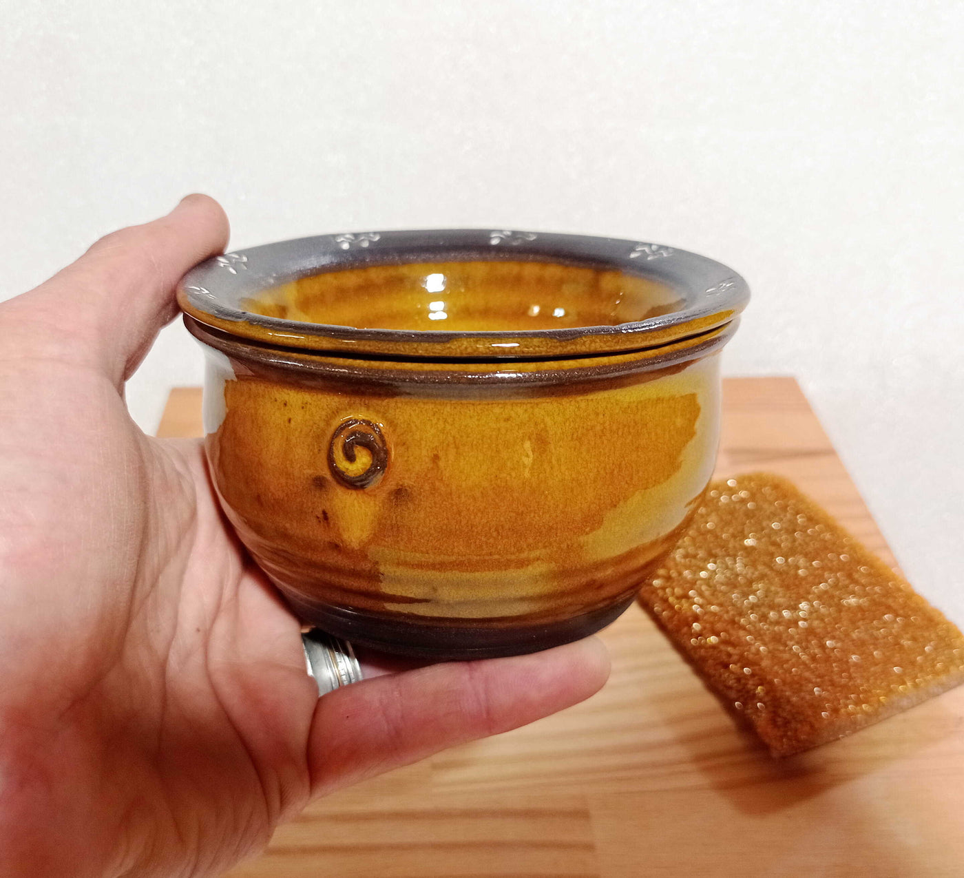 כלי לספוגית עם צלוחית/ ספוגית כלים בצהוב חרדלי