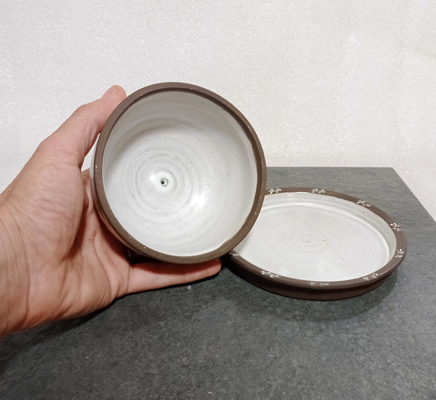 כלי להגשת גבינה או חמאה/או לקונפי שום