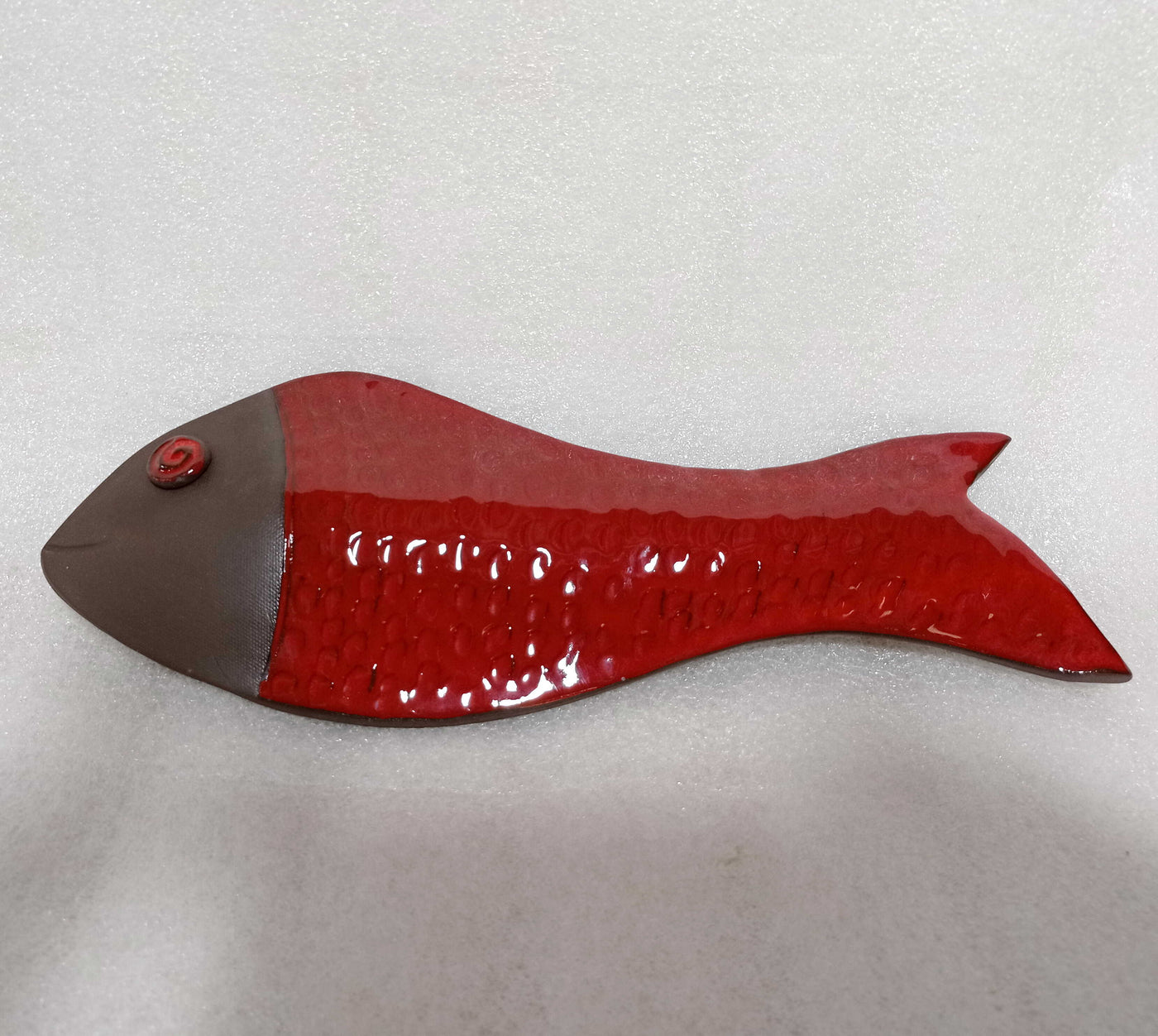 דג קרמיקה לתליה, באדום