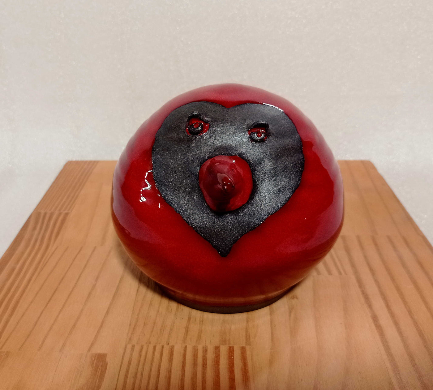 ציפור קרמיקה שמנה וגדולה באדום