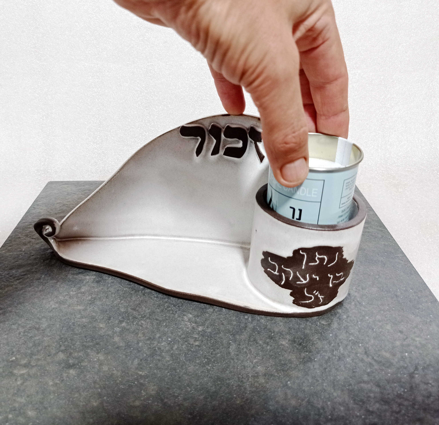 מעמד לנר נשמה עם הקדשה, נר ליום זיכרון