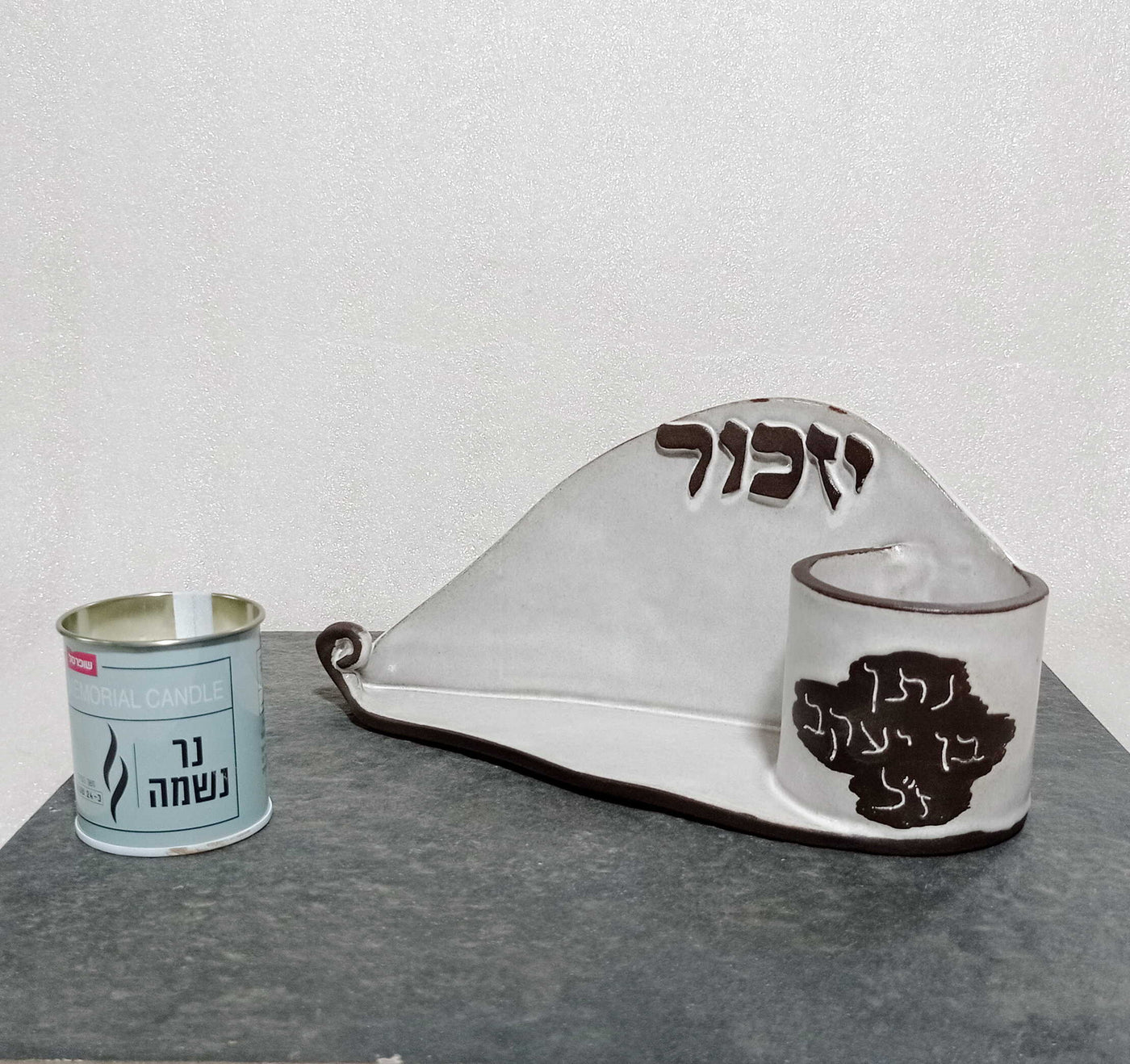 מעמד לנר נשמה עם הקדשה, נר ליום זיכרון