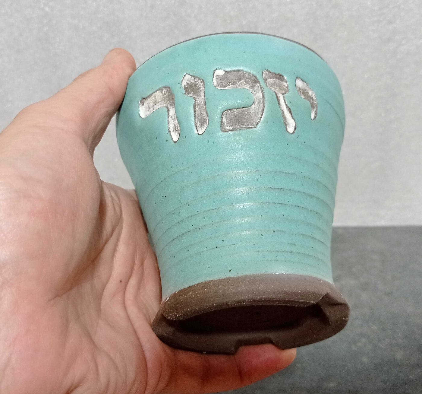 מעמד לנר נשמה , נר ליום זיכרון, עם פתיליות צפות בטורקיז מט