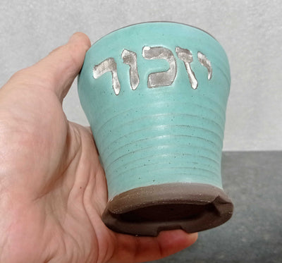 מעמד לנר נשמה , נר ליום זיכרון, עם פתיליות צפות בטורקיז מט
