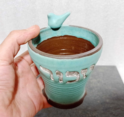 מעמד לנר נשמה , נר ליום זיכרון, עם פתיליות צפות בטורקיז מט
