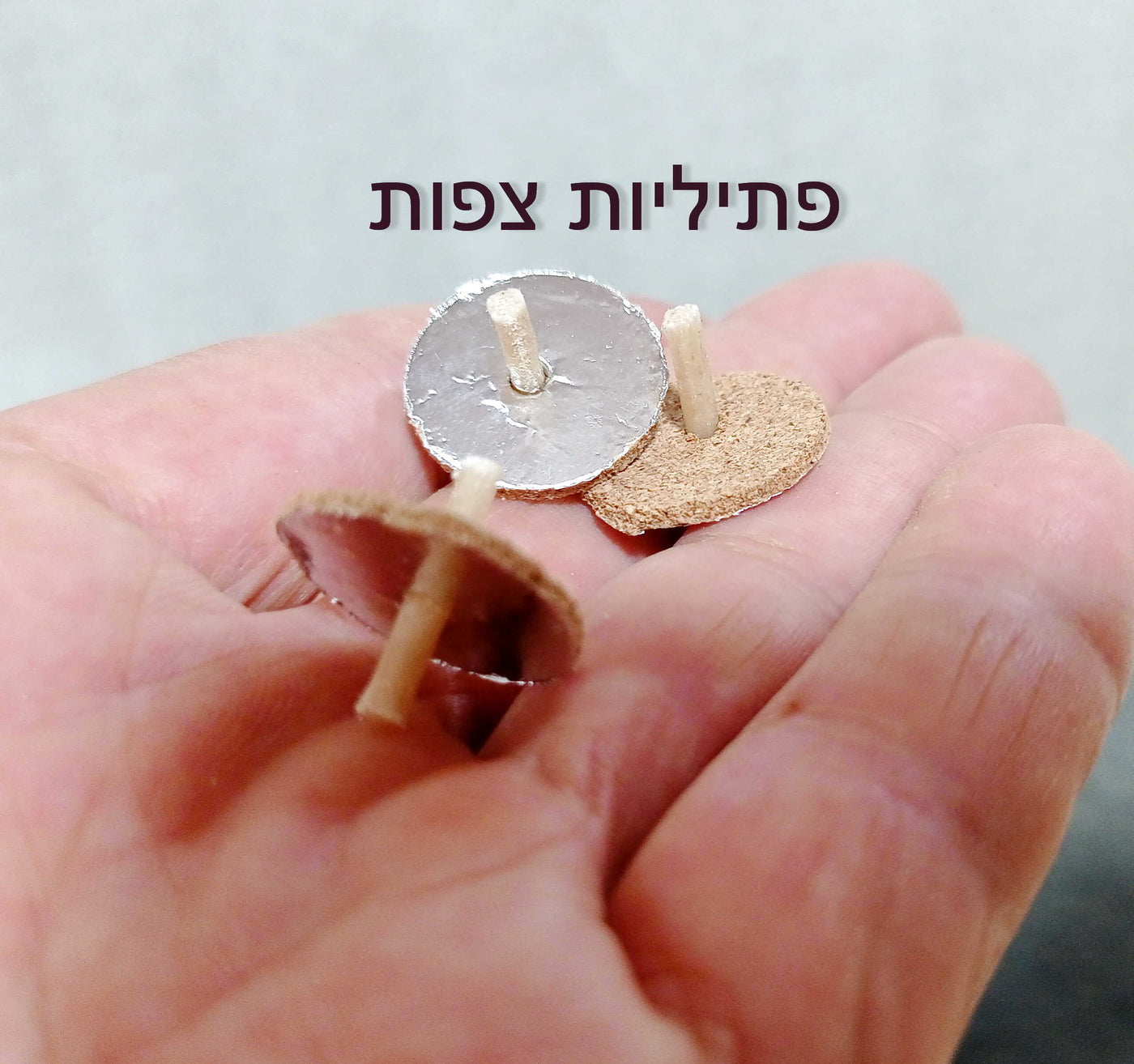 מעמד לנר נשמה , נר ליום זיכרון, עם פתיליות צפות, אדום