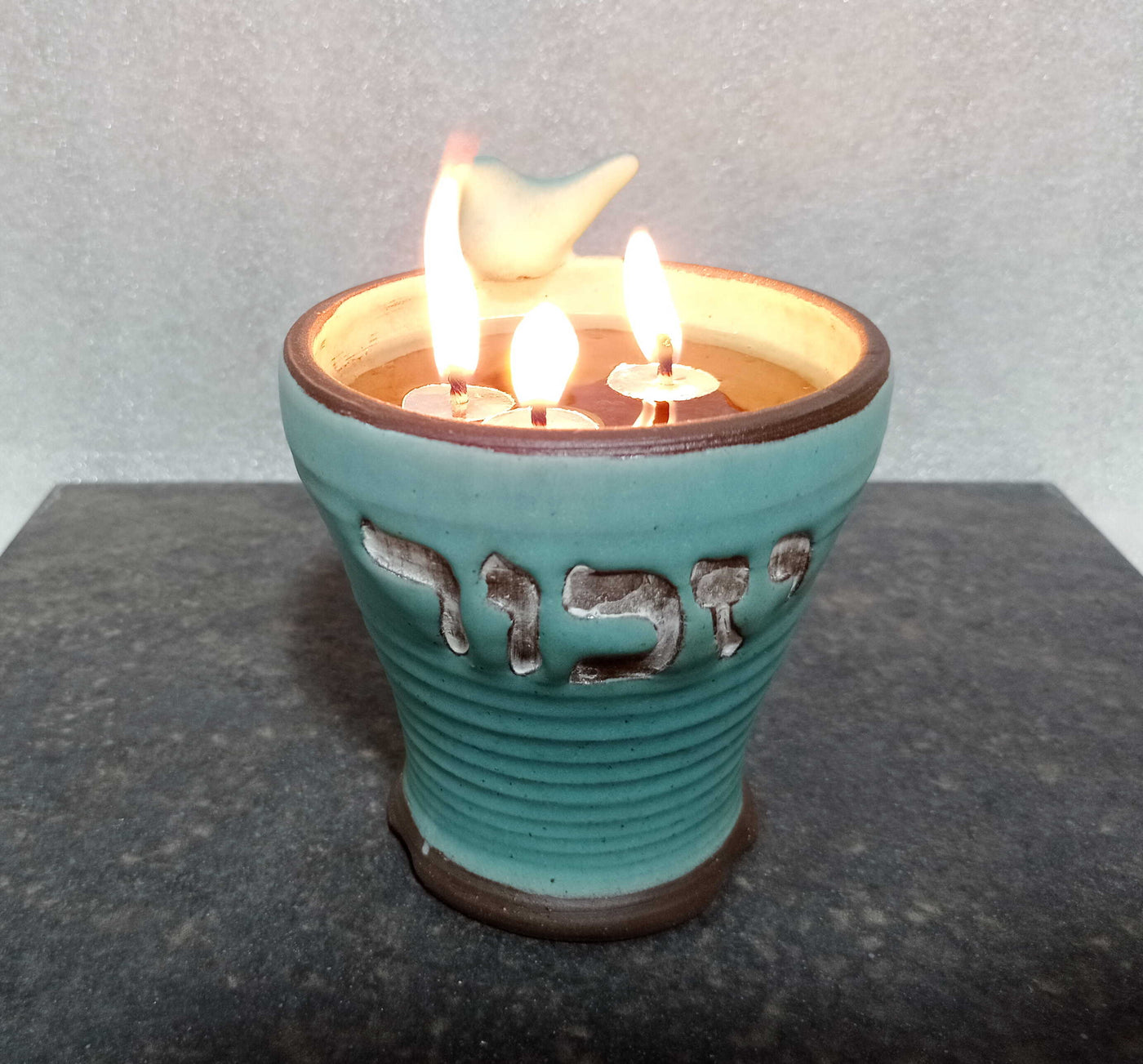 מעמד לנר נשמה , נר ליום זיכרון, עם פתיליות צפות בטורקיז מט