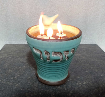 מעמד לנר נשמה , נר ליום זיכרון, עם פתיליות צפות בטורקיז מט