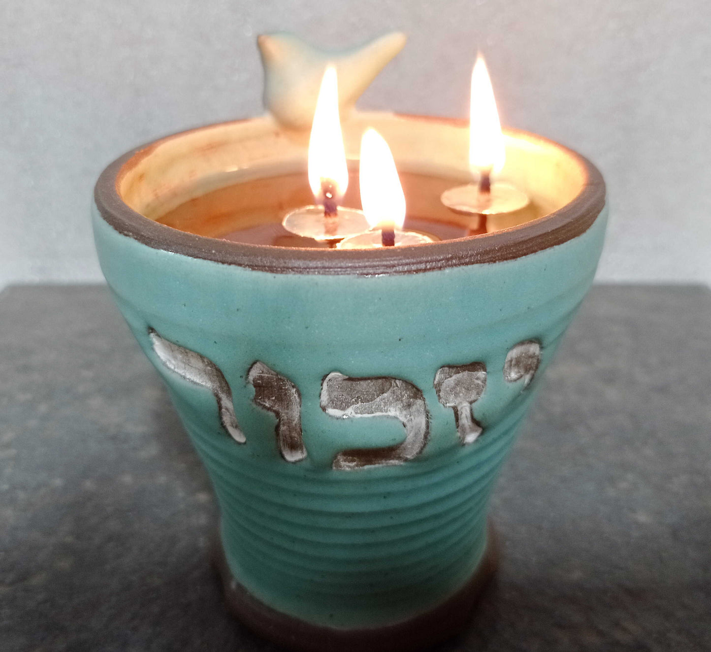 מעמד לנר נשמה , נר ליום זיכרון, עם פתיליות צפות, אדום