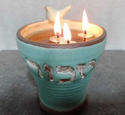 מעמד לנר נשמה , נר ליום זיכרון, עם פתיליות צפות, אדום