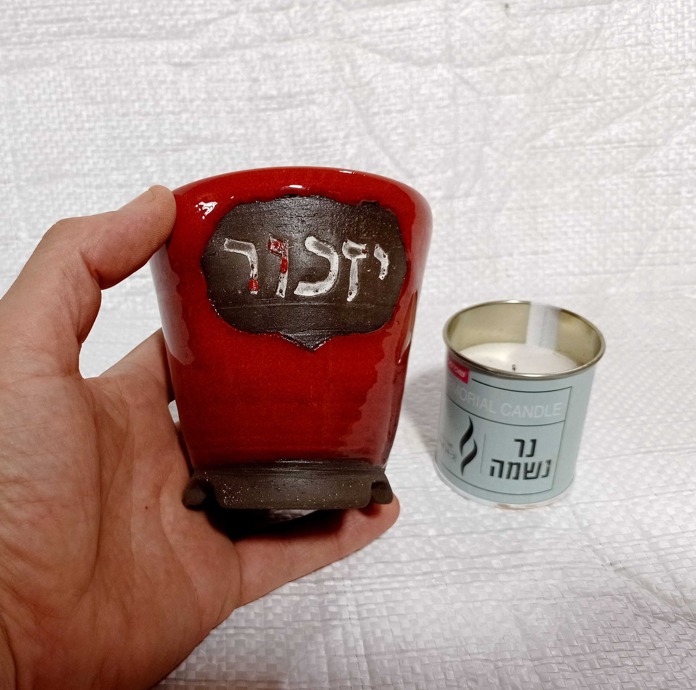מעמד לנר נשמה , נר ליום זיכרון, עם פתיליות צפות, אדום