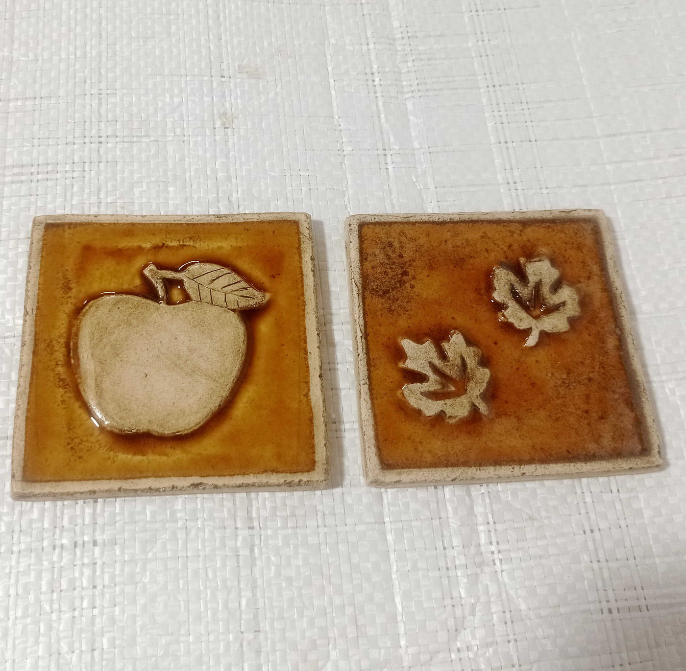 אריחים,10/10,  אריחי קרמיקה, צבע דבש, בתבליטים שונים לבחירה