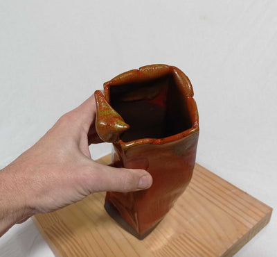 אגרטל רבוע מיוחד באדום עם נגיעה ירוקה