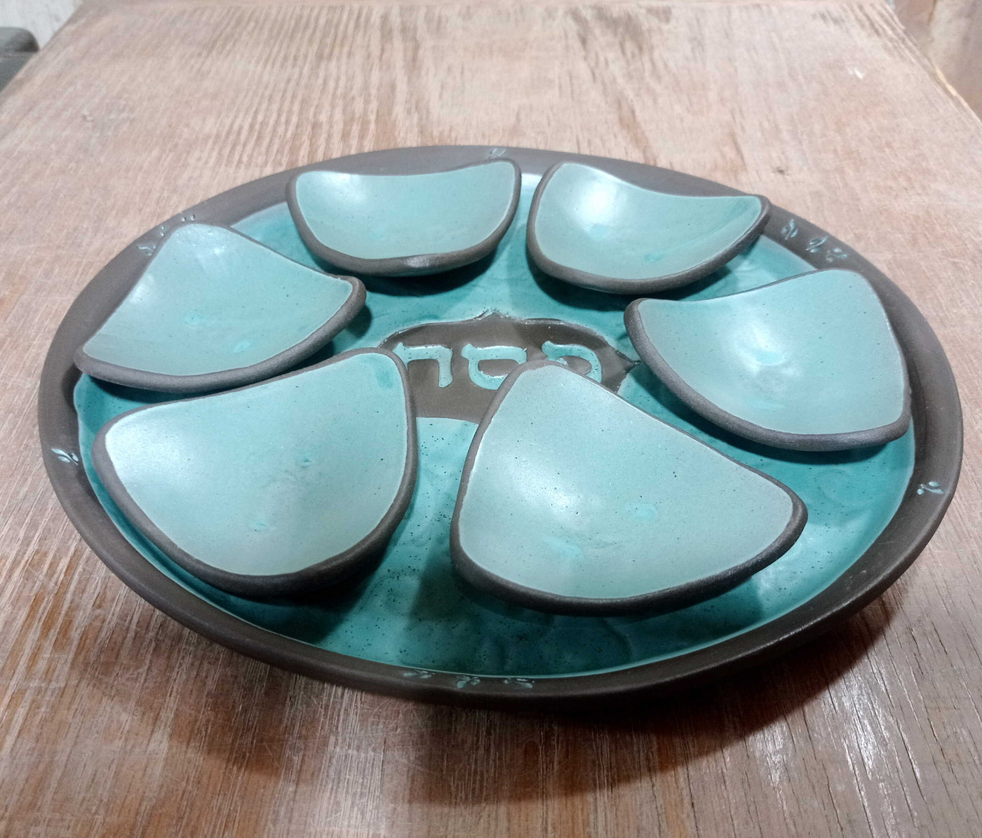 צלחת פסח בטורקיז חצי מט עם קעריות/ קערת סדר