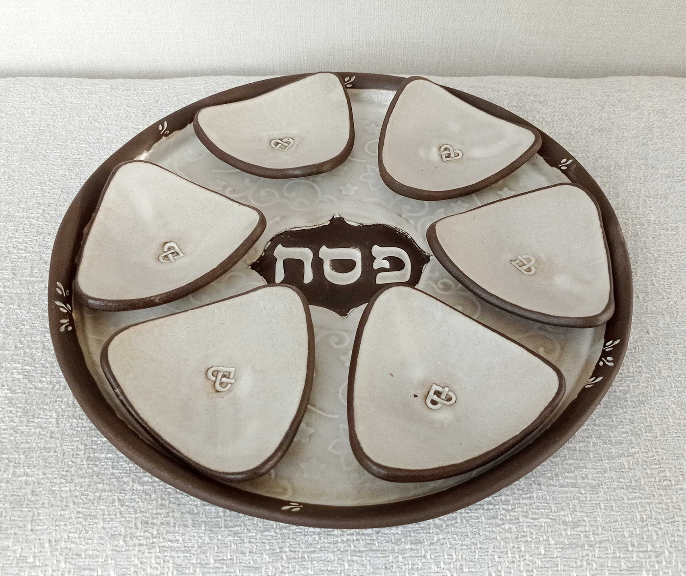כלי למצות, מגש למצה, בשמנת