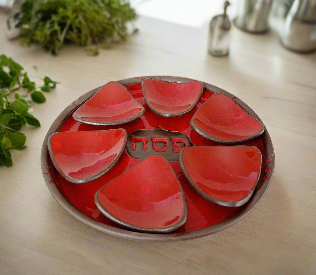 צלחת פסח באדום עם קעריות/ קערת סדר