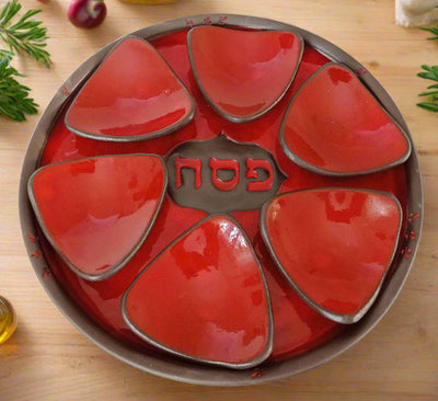 צלחת פסח באדום עם קעריות/ קערת סדר