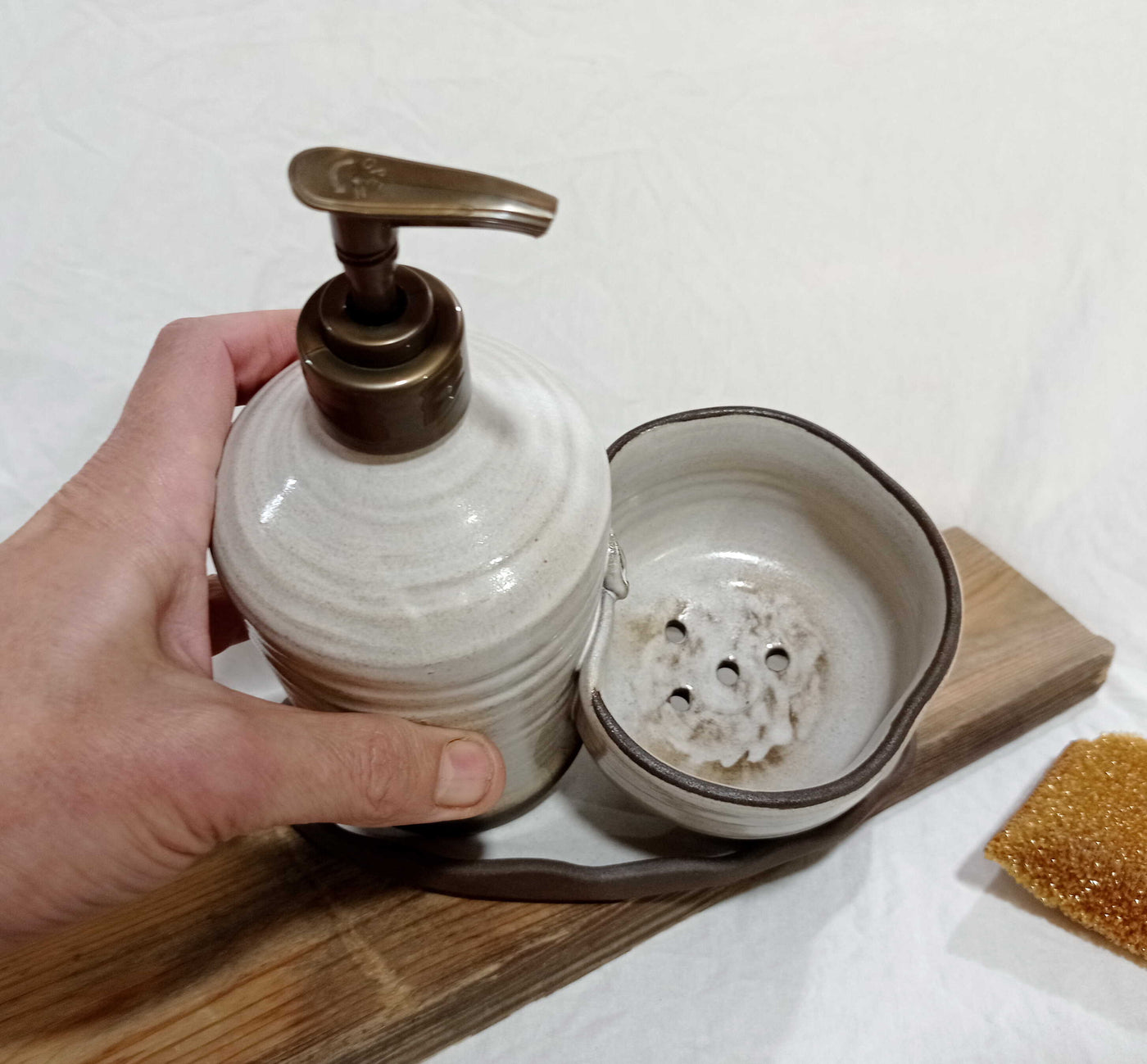 כלי לסבון כלים עם קערית מחוררת לספוגית, בשמנת