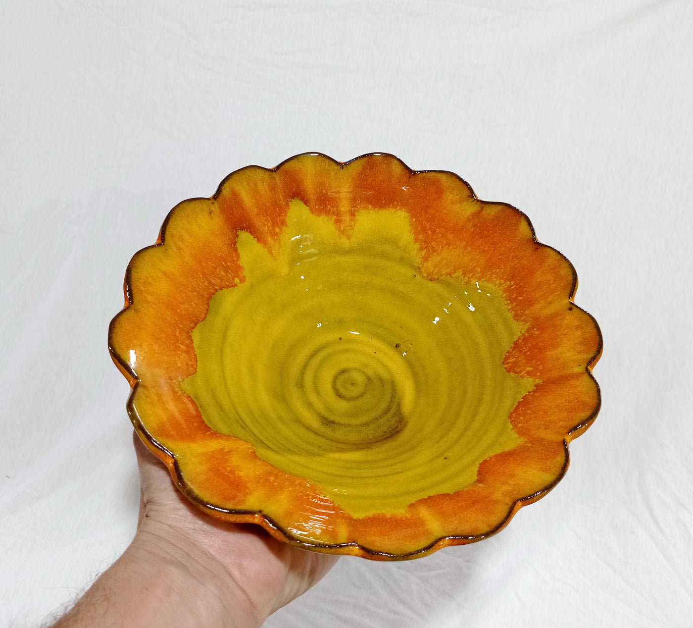 קערת סלט חתוכת שוליים, קערה בצהוב חרדלי