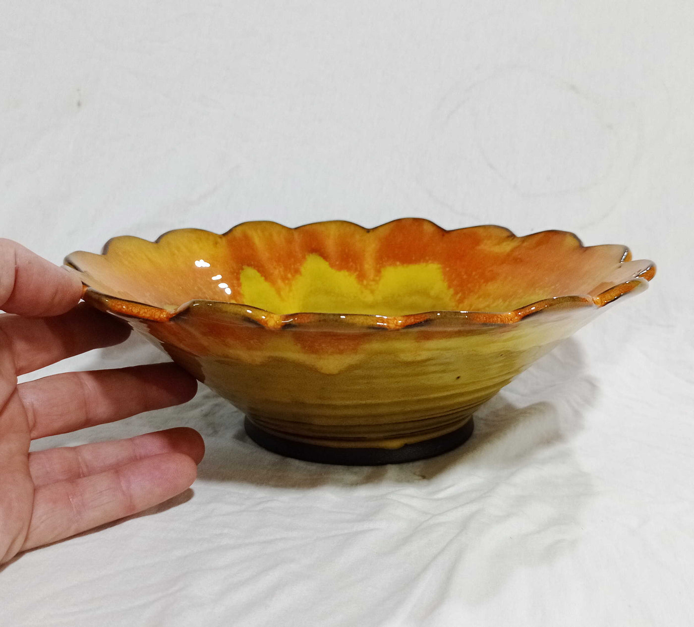 קערת סלט חתוכת שוליים, קערה בצהוב חרדלי