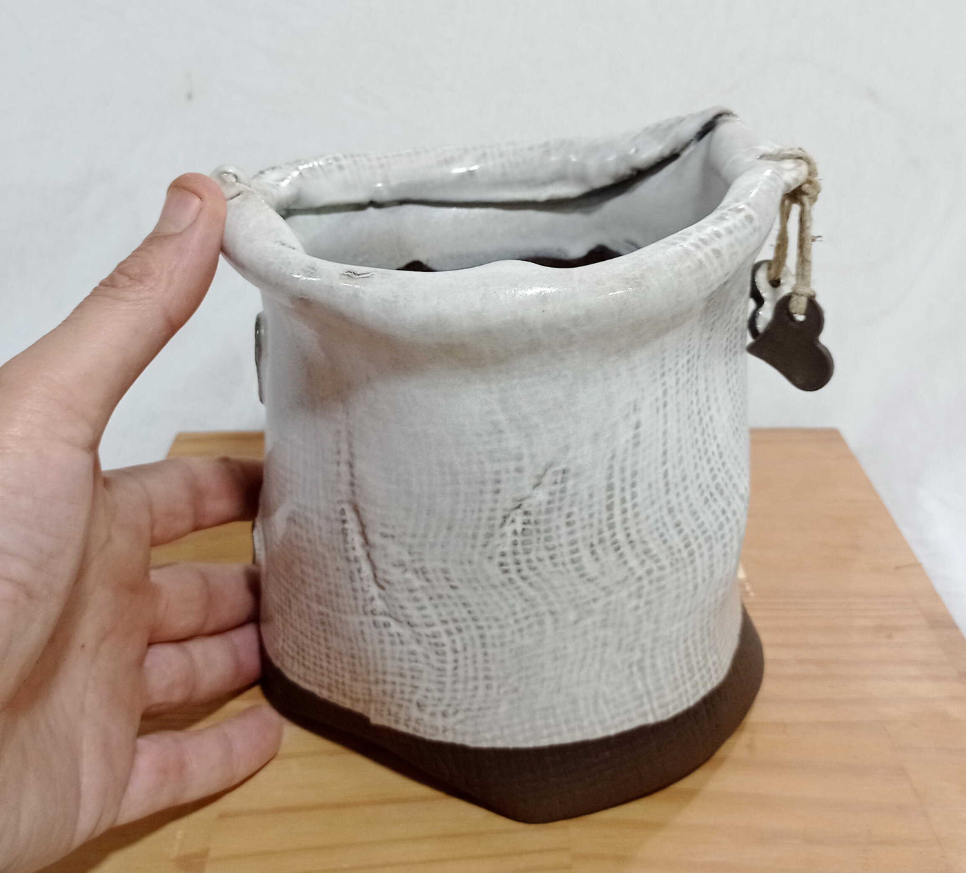 כלי  גדול לכפות מטבח , בצורת שק יוטה  בשמנת