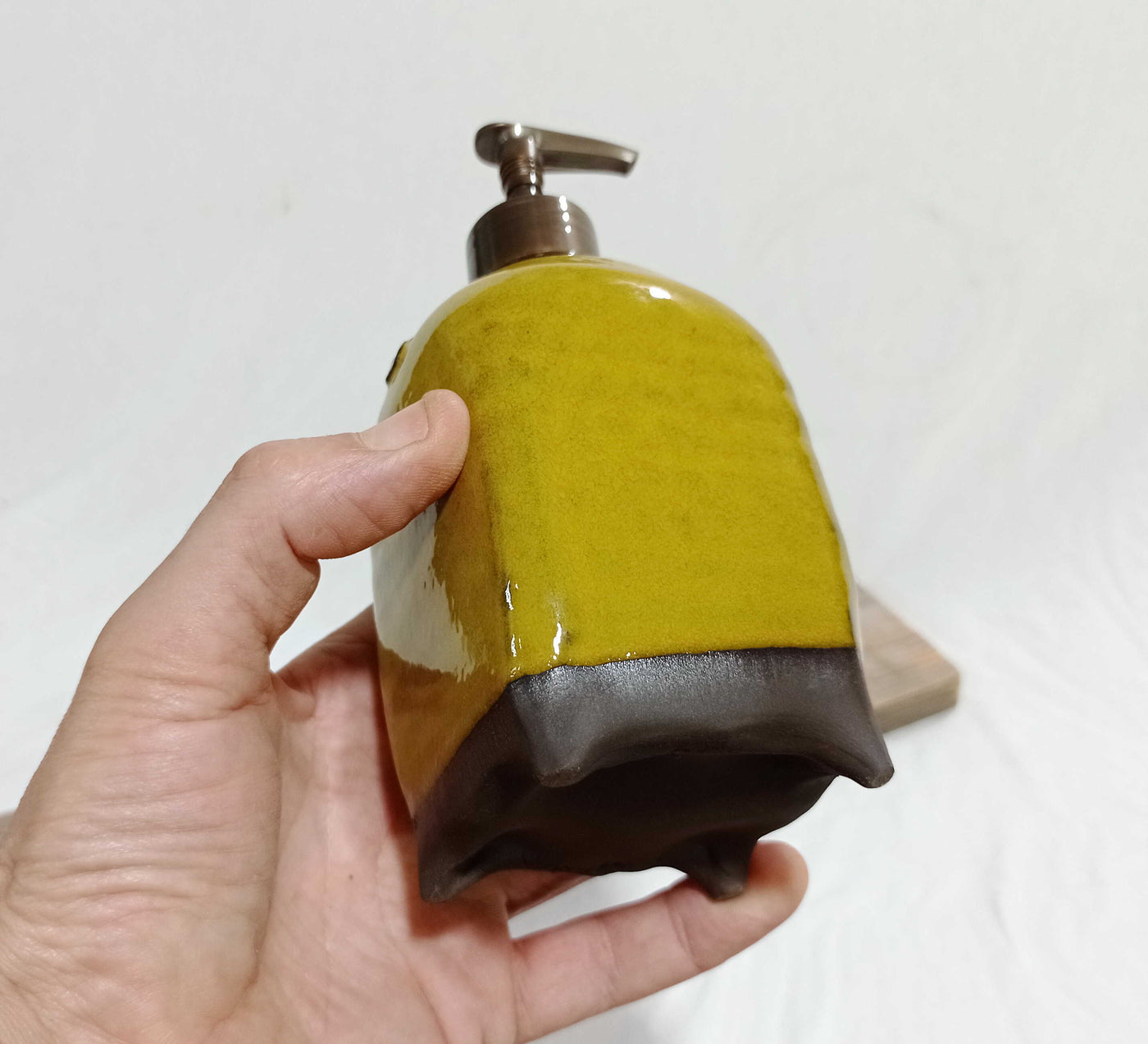 בקבוק רבוע לסבון נוזלי בצהוב