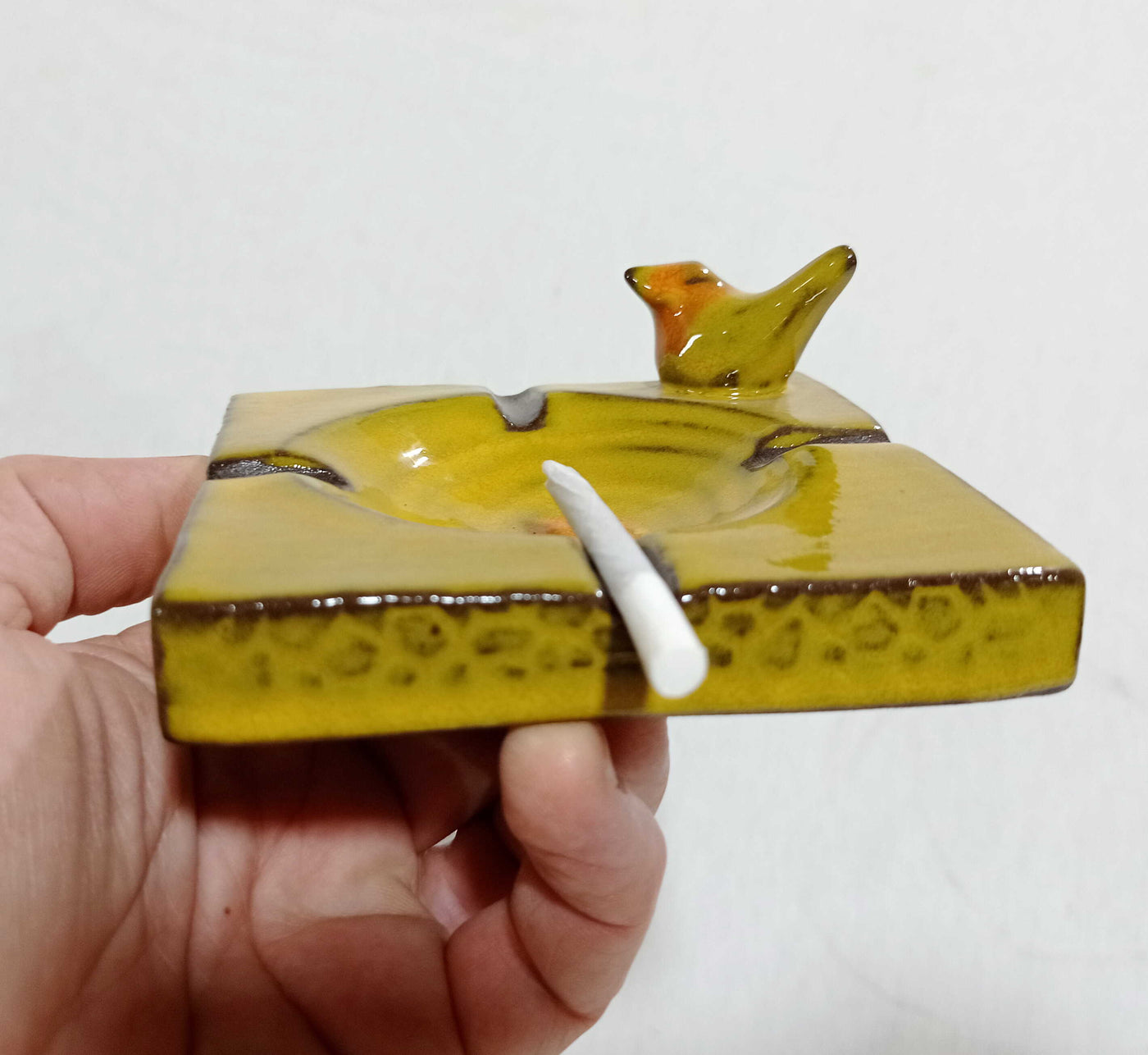 מאפרה מרובעת  צהובה  עם ציפור